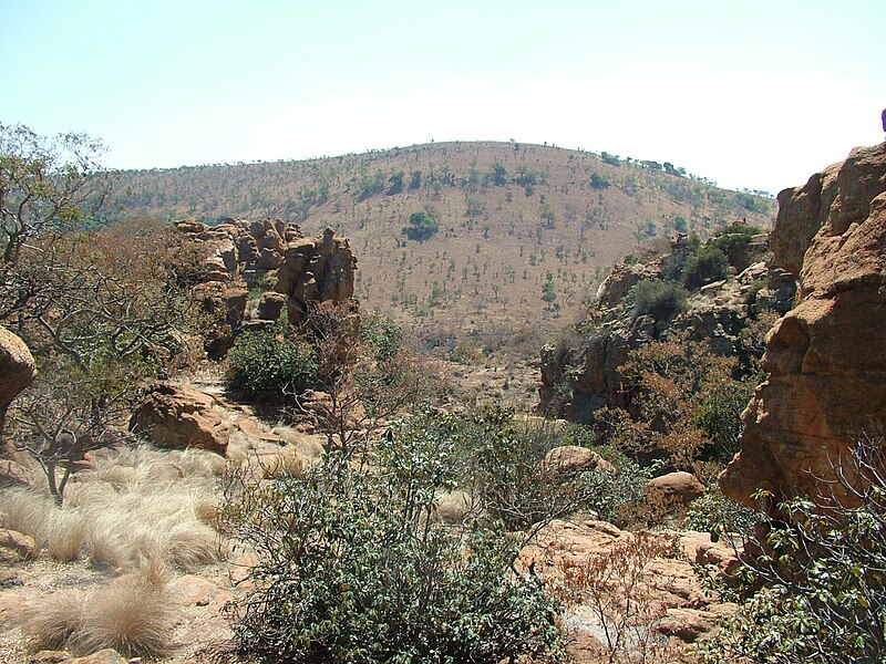 File:Scaling the left face out of the gorge - panoramio.jpg