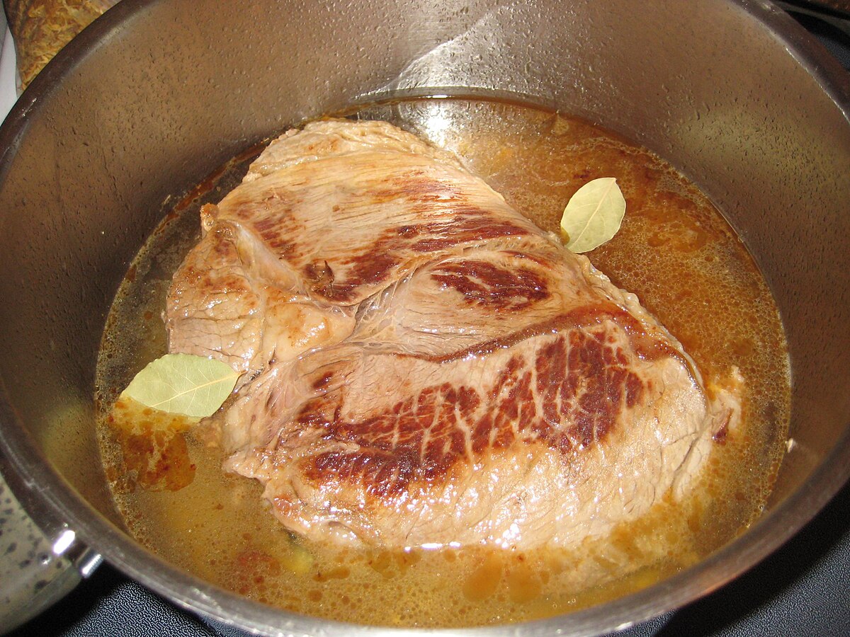 https://upload.wikimedia.org/wikipedia/commons/thumb/b/b6/Seasoned_Pot_Roast.jpg/1200px-Seasoned_Pot_Roast.jpg