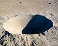 Cráter producido por una detonación nuclear. El cráter mide 100 metros de profundidad y 390 metros de ancho con un total de 12 millones de toneladas de tierra desplazadas