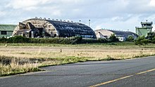 Tower, Flugzeugbunker und ein Teil der Landebahn der ehemaligen Air Base Sembach.