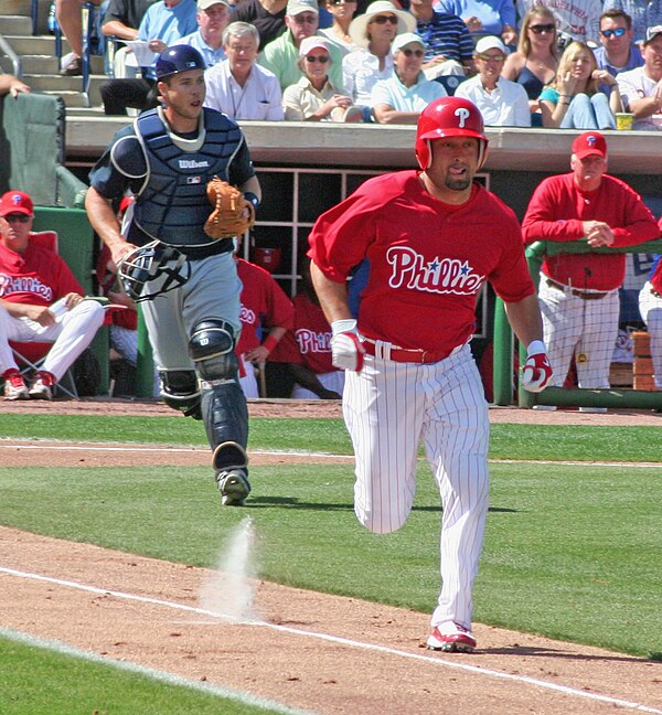 Victorino running the bases for the Philadelphia Phillies