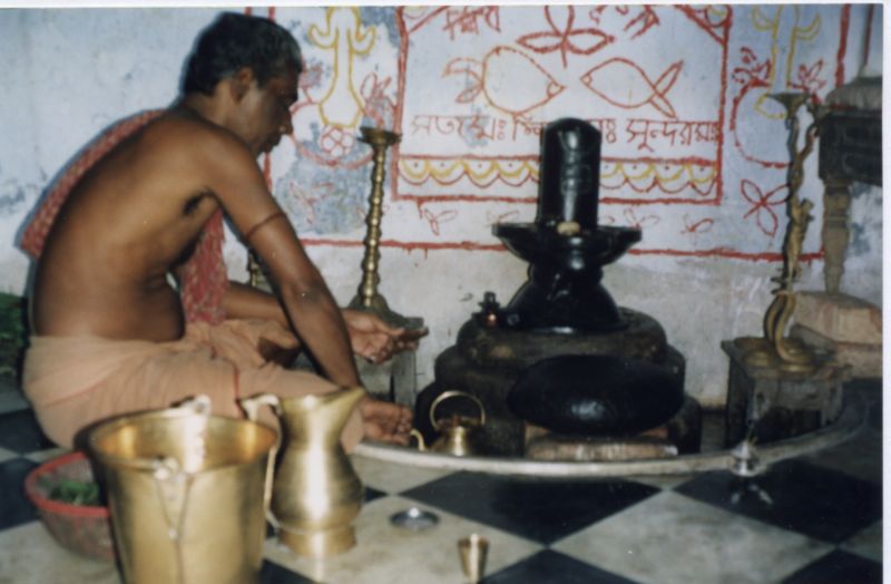 File:Shivalinga Puja.JPG