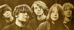 Slowdive in den 1990er Jahren.Von LR: Simon Scott, Neil Halstead, Nick Chaplin, Rachel Goswell, Christian Savill