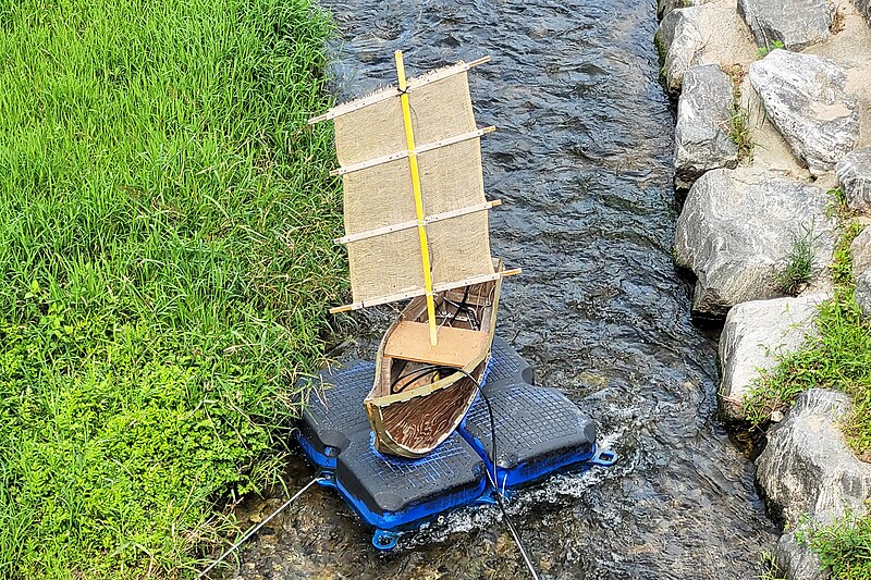 File:Small boat in Gongju 01.jpg