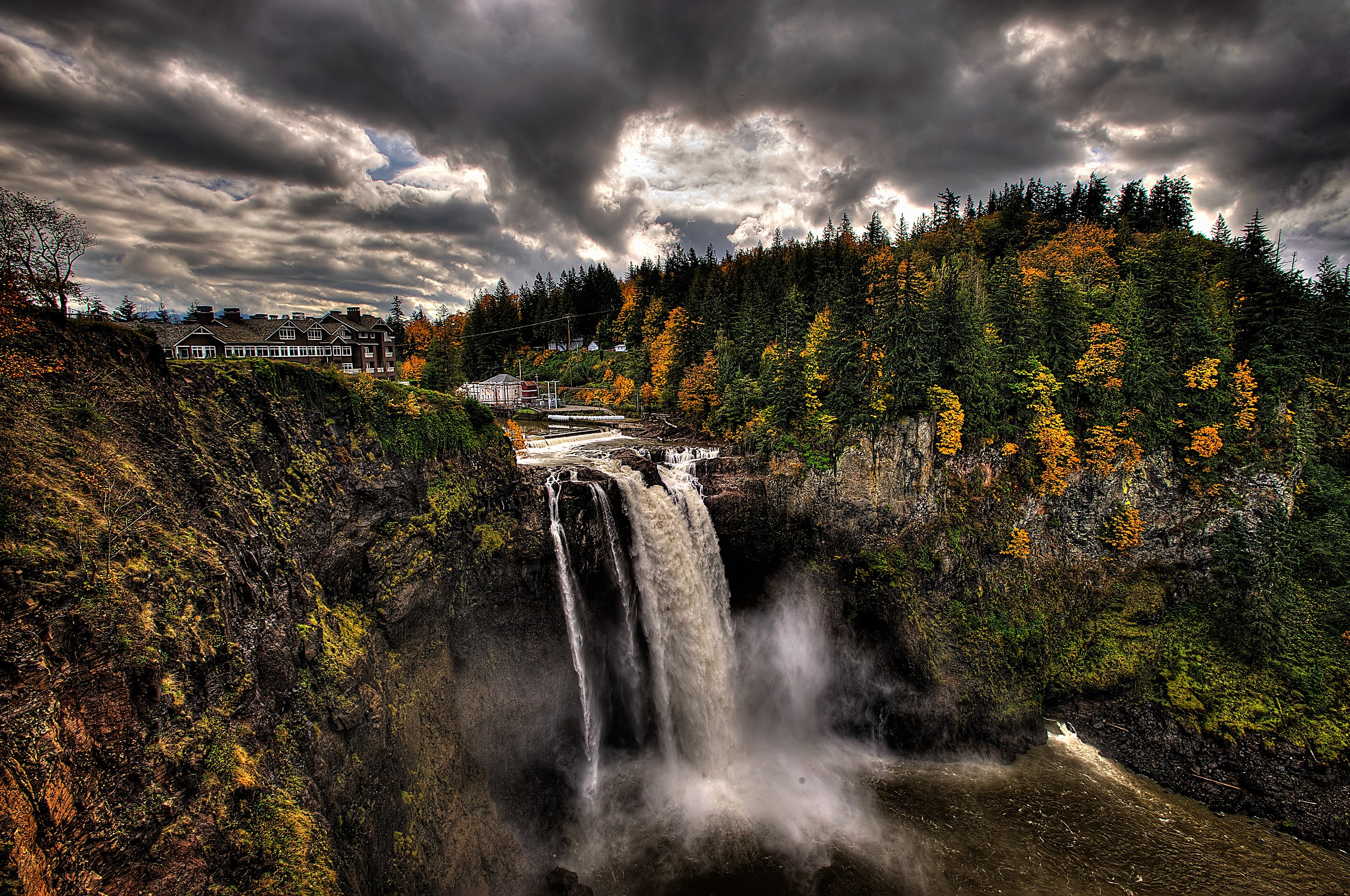 The Twin Peaks sign is back up in Snoqualmie Falls :)