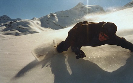 Freeriding in deep snow in natural terrain is very popular amongst snowboarders, whereby the required techniques are easier to learn in comparison to off-piste skiing.