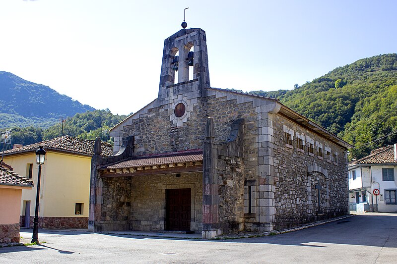 Archivo:Sobrescastiello (Caso, Asturias).jpg