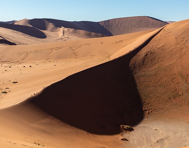 Песчаные дюны и тени от них на глиняном плато Соссусфлей в Намибии