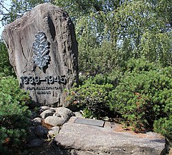 Sotaan lähtevien kivi oli puiston ensimmäinen muistomerkki.