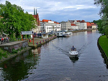 ไฟล์:South_along_canal_with_boat_May_2002_-_panoramio.jpg