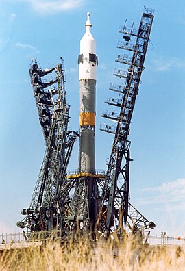 Sebuah Soyuz-U di sebuah landasan peluncuran di tahun 1975 untuk misi Apollo-Soyuz