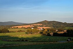 Velká hora (vpravo) nad Mladějovem