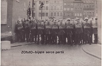 Membres de la ZOMO pendant l'État de siège en Pologne de 1981 à 1983