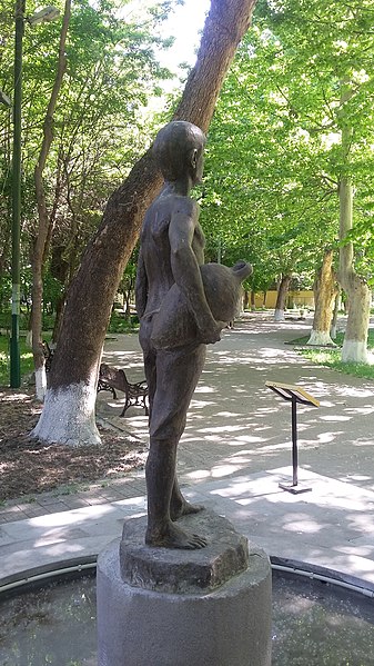 File:Statue The seller of water, English park, Yerevan 17.jpg