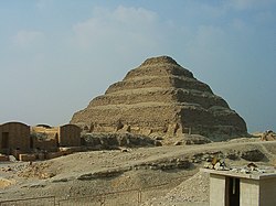 Dzsószer piramisa a szed-terület felől