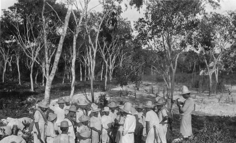 File:Sylvanus Morley instructing laborers about clearing brush in the Court of the Columns Chichen Itza 1924.tif