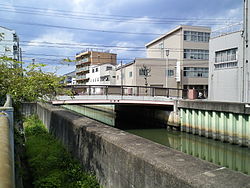 Hiranogawa-joen ylittävä Tamatsun silta Higashinarin suuralueella.