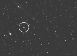 Tarqeq (v kroužku) focený sondou Cassini 12. června 2016.