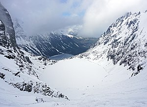 אגם Morskie Oko בין פסגות הרי הטטרה בפארק לוגו הפארק