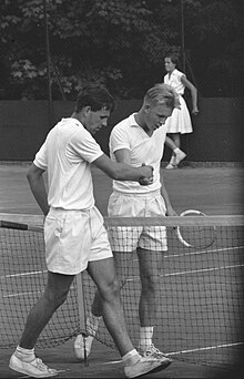 Tenniswedstrijden om de Coupe de Galea, Musacjon spojuje Willem Maris, rechts To, Bestanddeelnr 910-5341.jpg