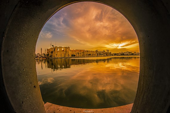 Picture of a castle at the end of a lake.