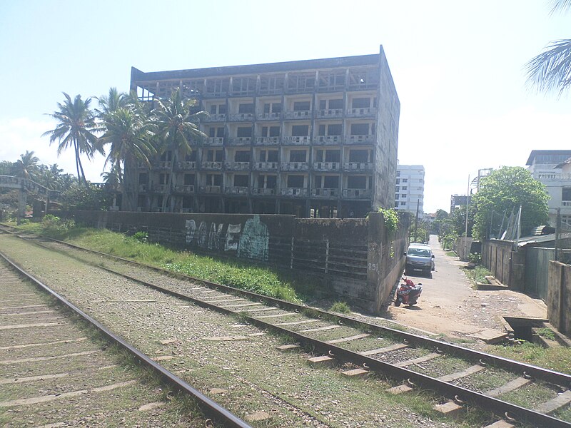 File:Tilly's Beach Hotel, Mount Lavinia.jpg