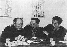 Três dos principais líderes do Partido Comunista Japonês sentados e sorrindo.