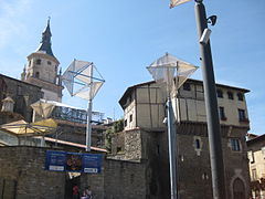 Hurtado de Andatarren dorrea eta Gasteizko Santa Maria katedrala.