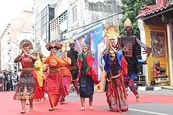 The Batak sub-ethnics (Toba, Karo, Pakpak, Mandailing) dancing Tor-tor or Manortor in Kesawan, Medan, 2021 Tortor.jpg