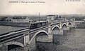 Le pont sur la Saône à Tournus avec un train entrant dans la ville.