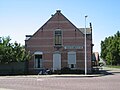 Wachtkamer van de voormalige halte Sas in Zierikzee, eind 2016 is het bord verwijderd.