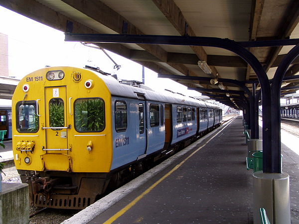 Refurbished EM1511 at Wellington station in 2006 in Tranz Rail "Cato Blue" livery. Note the upgraded single-arm pantograph