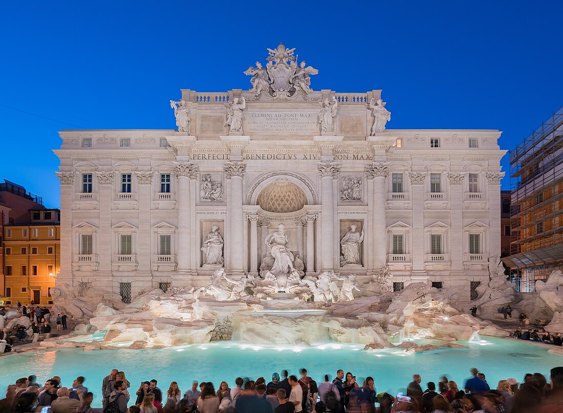 File:Trevi-Brunnen abends.jpg