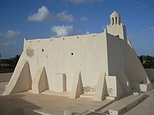 Jemaâ Fadhloun, exemple de mosquée fortifiée avec sa façade renforcée.