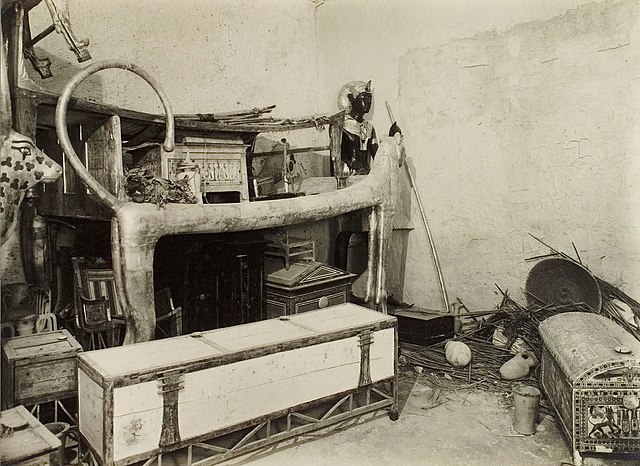 The northwest corner of the antechamber, as photographed in 1922. The plaster partition between the antechamber and burial chamber is on the right.