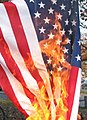 Verbrennen einer US-amerikanischen Flagge
