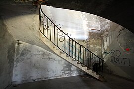 Un escalier de liaison entre les deux niveaux du casernement.