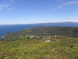 Utsyn mot nord frå Gjøvågsvarden nordvest på øya. I framgrunnen rett nedanfor fjellet kan ein sjå Gjøvåg, medan Kaldafoss ligg noko lengre bak.