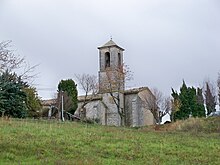 L'église paroissiale vue en contrebas du village.