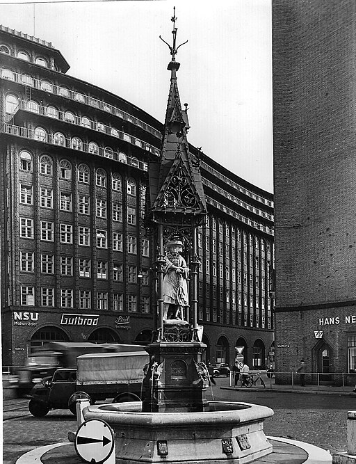 Hamburger Marktplatzes Meßberg mit dem Meßbergbrunnen und dem Chilehaus im Jahr 1953 (Vierländer Brunnen)