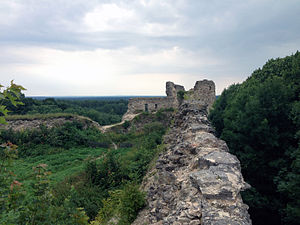 Вид на Наугольную башню и стену крепости.