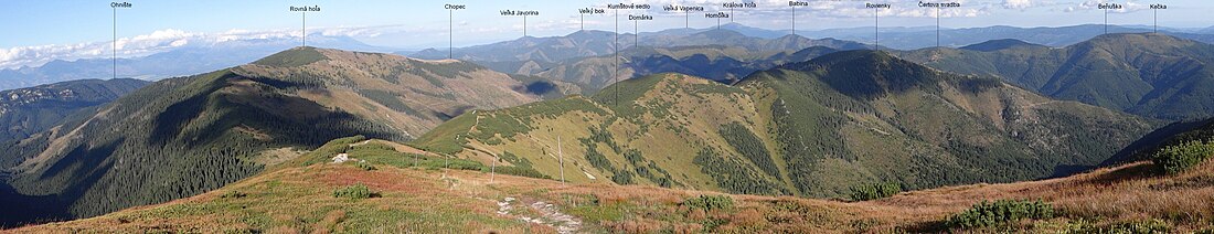 Panorama widokowa z grzbietu Králička. Čertova svadba wśród opisanych szczytów