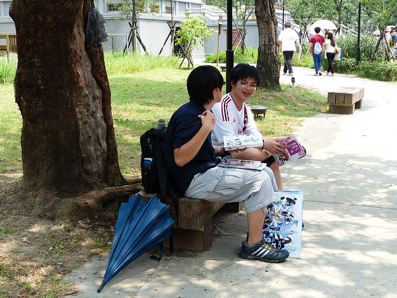 File:Visitors Reading Comics under the Tree 20140705.jpg