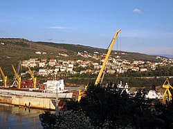 Vrh Martinšćice a Viktor Lenac hajógyárral