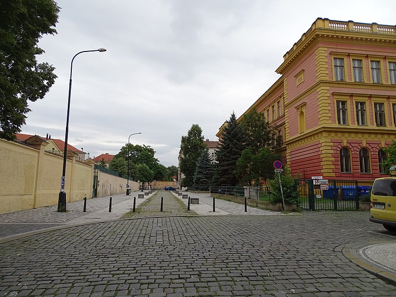 File:Vyšehrad, Botičská, základní škola.jpg