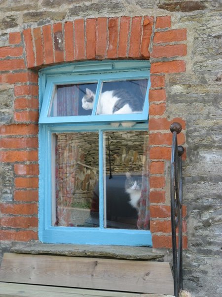 File:Waiting for the real tourist season to start... - geograph.org.uk - 957014.jpg