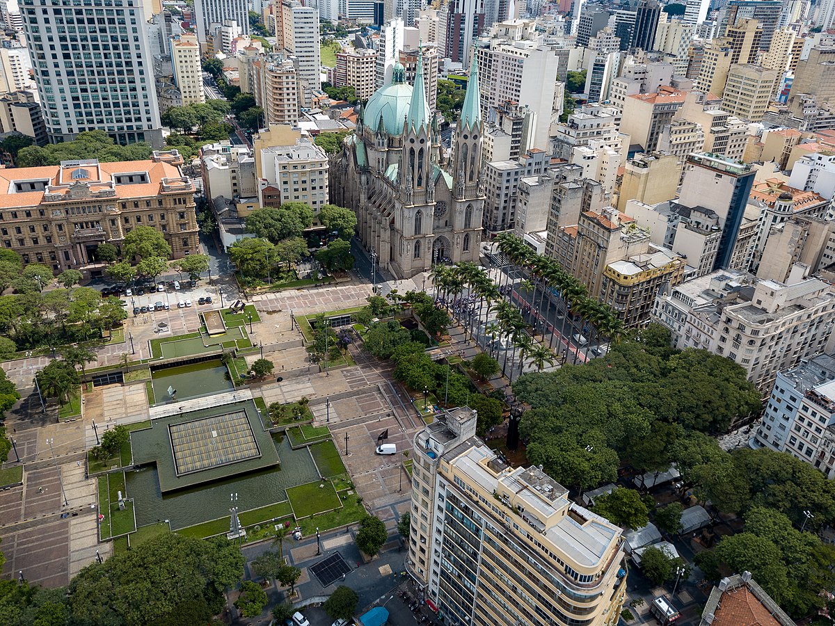 praça da sé à noite, Catedral Metropolitana de São Paulo no…