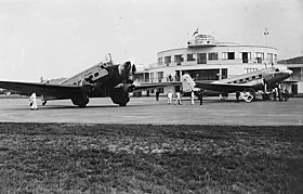 Un Wibault 283-T (à gauche) à côté d'un Douglas DC-2 vers 1940.