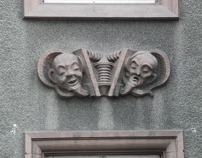 File:Wuppertal, Briller Str. 39, Relief zweier Masken.jpg