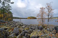 Ett foto från Ytter-Holmsjöns sydöstra hörn mot Storholmen.